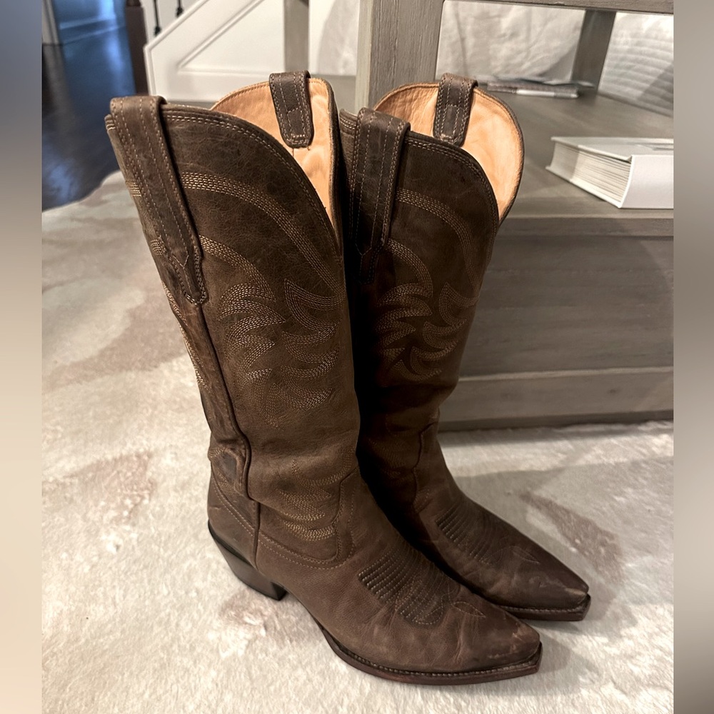 Size 10.5 Women’s Tecovas only worn twice! Super comfy!